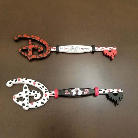 2 World of Disney Love Series Mystery Key - Picture 1 of 2